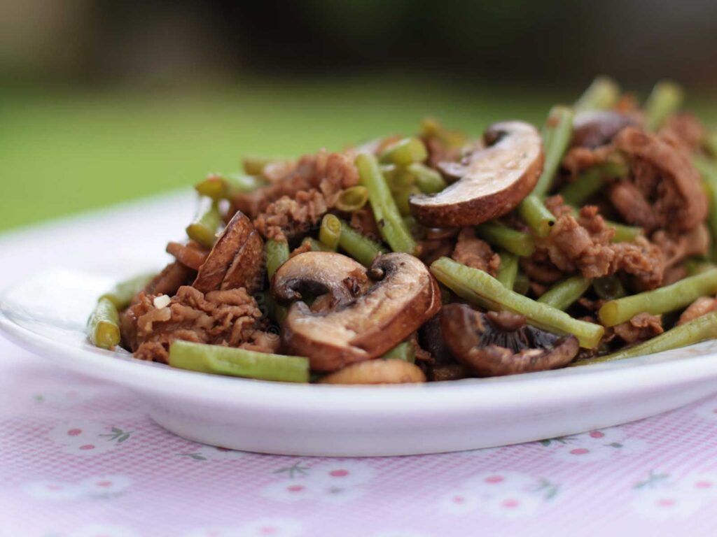 Pork, mushrooms and green beans adobo