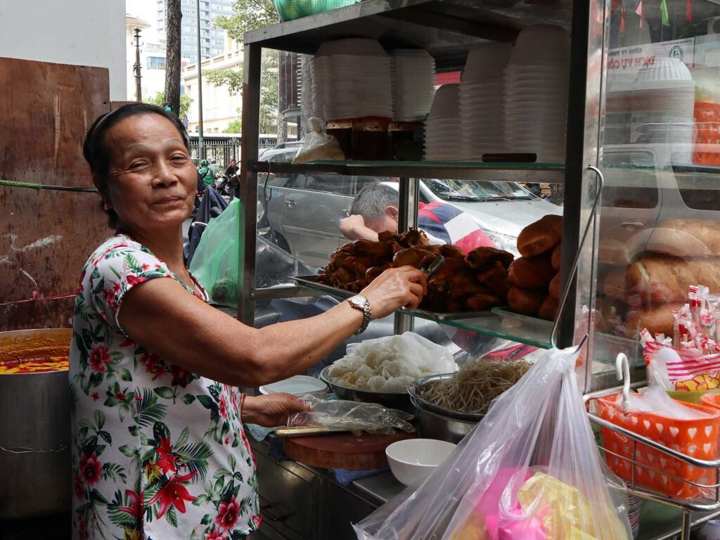 Bun ca-ri stall at Nguyen Thai Binh Street (District 1, Ho Chi Minh City) somewhere within the two blocks between Calmette and Nam Ky Khoi Nghia