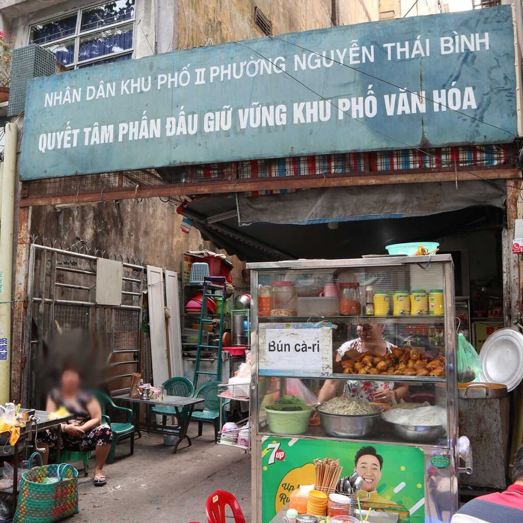 Bun ca-ri stall at Nguyen Thai Binh Street (District 1, Ho Chi Minh City) somewhere within the two blocks between Calmette and Nam Ky Khoi Nghia