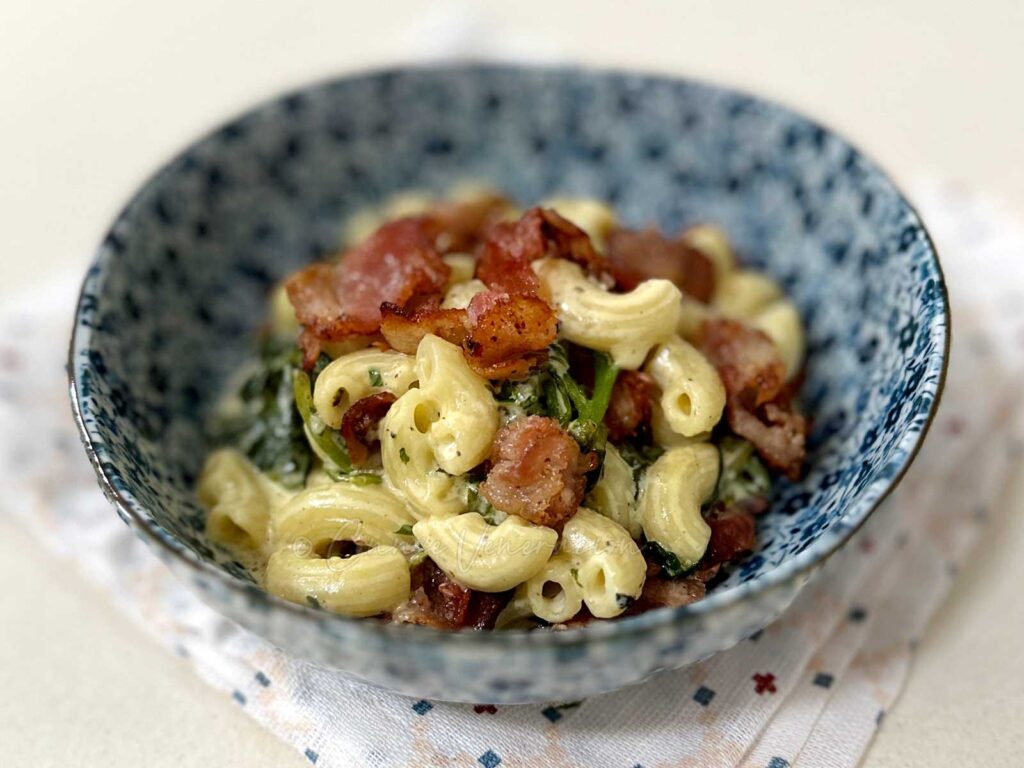 Bacon, spinach and cream cheese macaroni