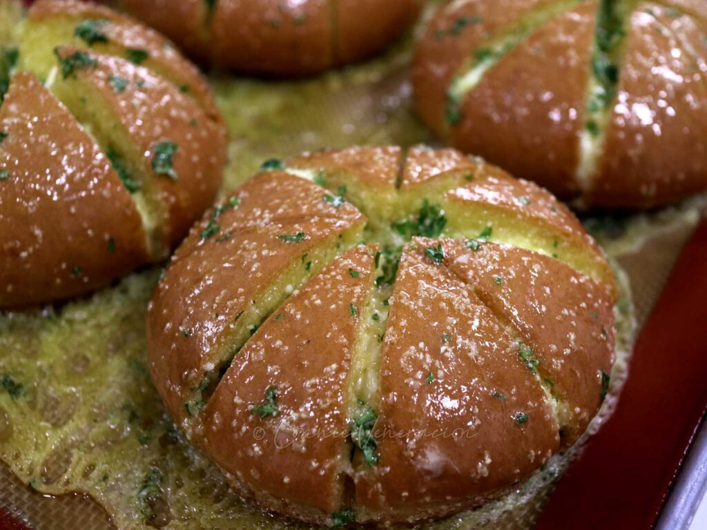 Korean cream cheese garlic bread