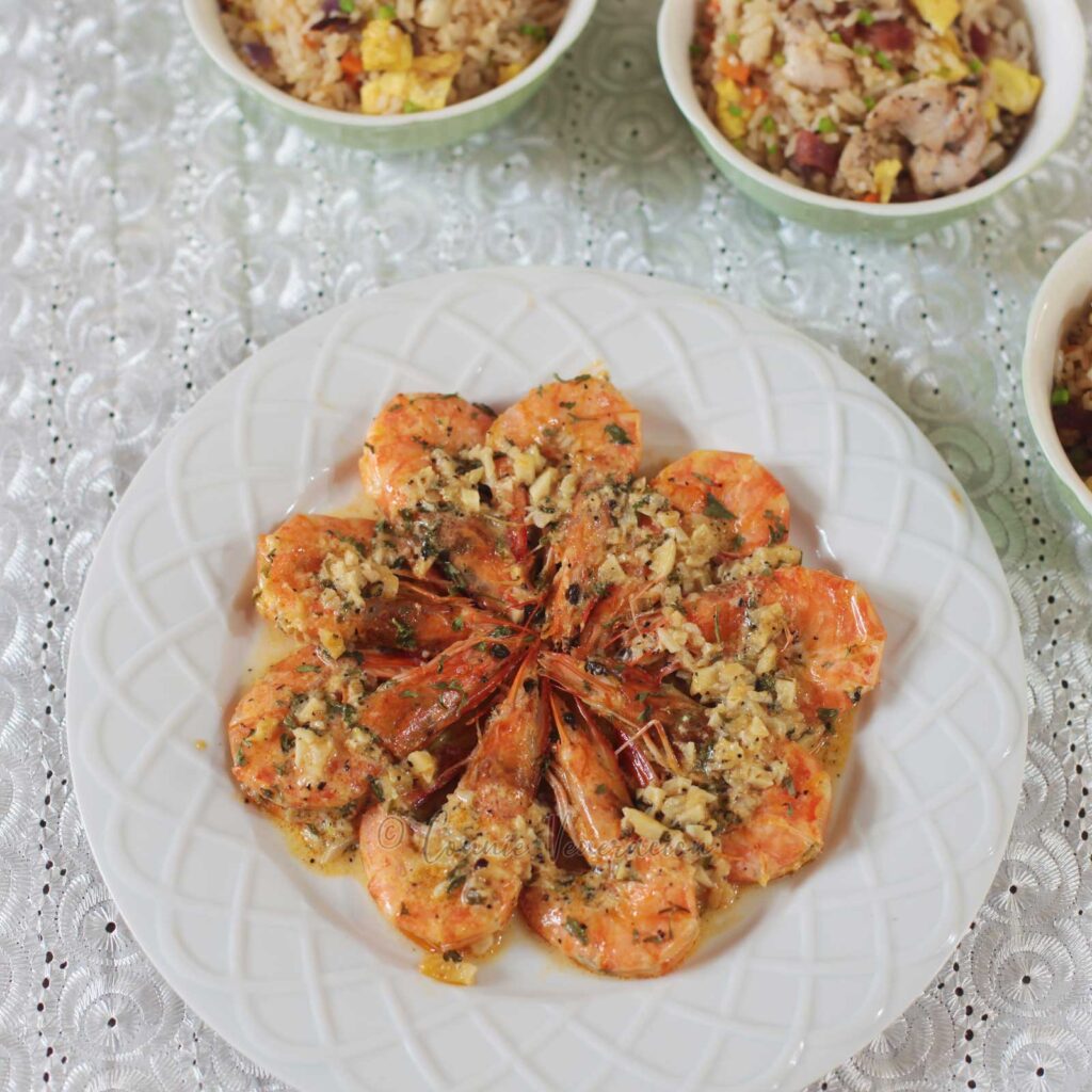 Whole shrimps with lemon garlic butter sauce